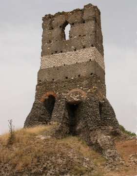 la Torre Selce medioevale
su un mausoleo romano
(26605 bytes)